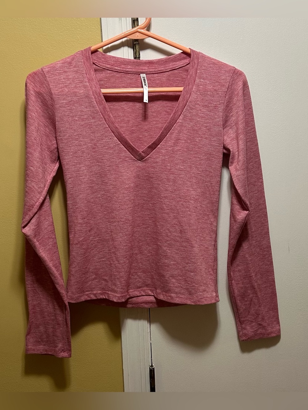 Tresics Long Sleeve V-Neck Top in Melange burnout pink (M)